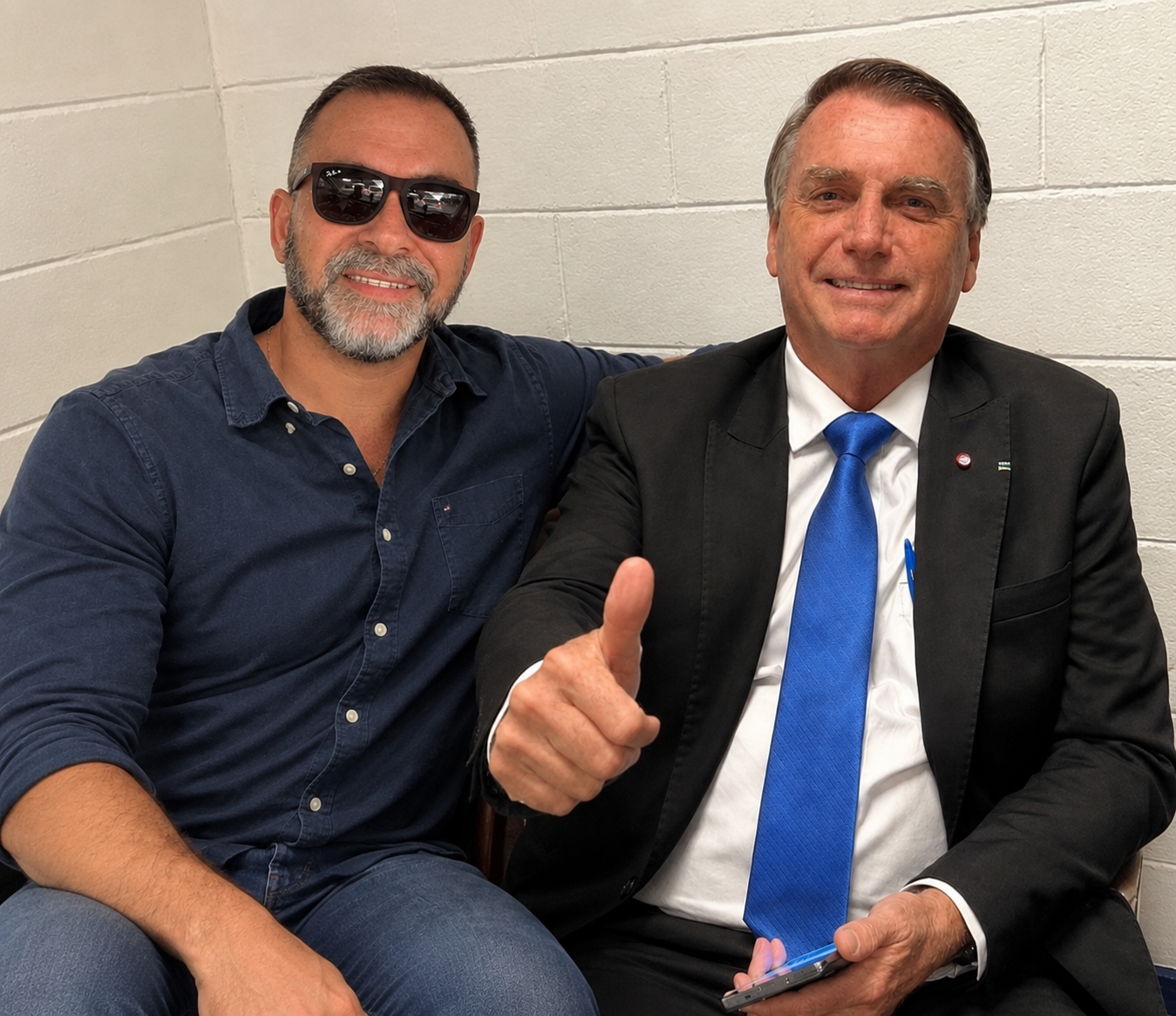 Imagem criada por inteligência artificial ao lado de Jair Bolsonaro